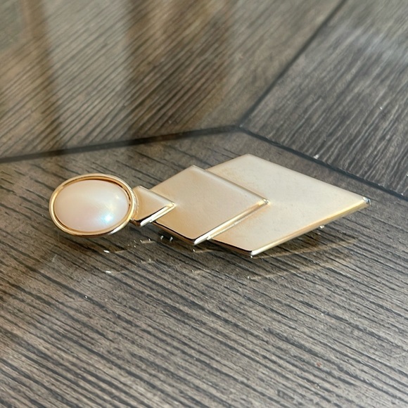 Art Deco Style Pin with Faux Oval Pearl Cabochon - Picture 12 of 14